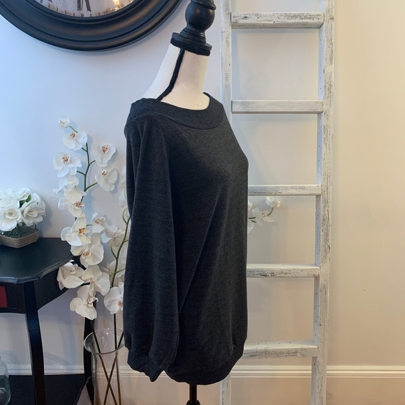 CLEARANCE‼️  Off One Shoulder Top - Picture 4 of 8